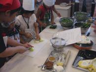 19日食育の日に「夏休み親子料理教室」を開催しました